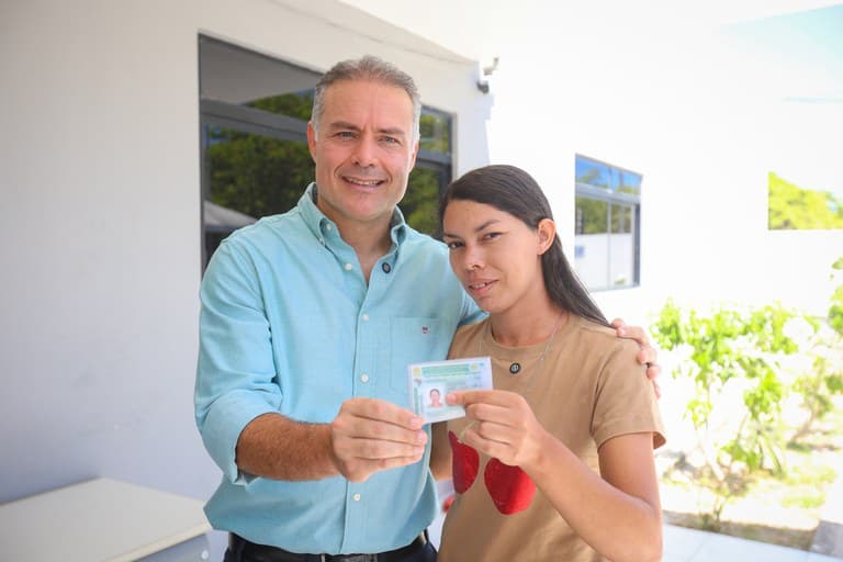 Ministro Renan Filho entrega CNH para Andreza Lima